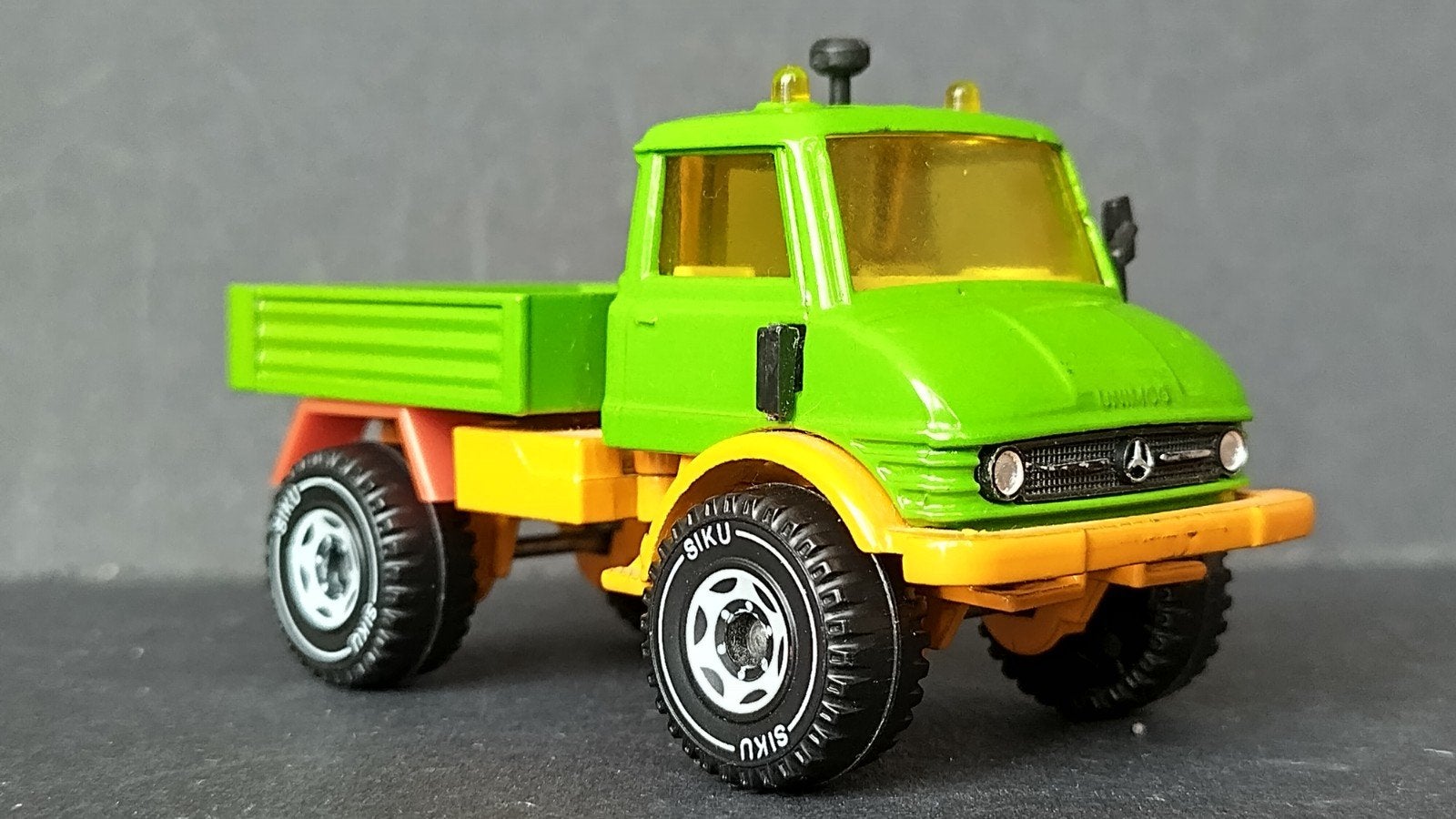 Mercedes Unimog 1:55 Siku Pol, Verzenden, Zo goed als nieuw, Bus of Vrachtwagen, Sieper