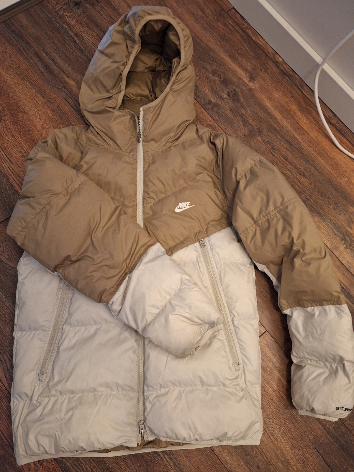 Nike Storm-Fit donsjas voor kinderen - Beige/Wit, Ophalen of Verzenden, Zo goed als nieuw, Nike, Jongen of Meisje