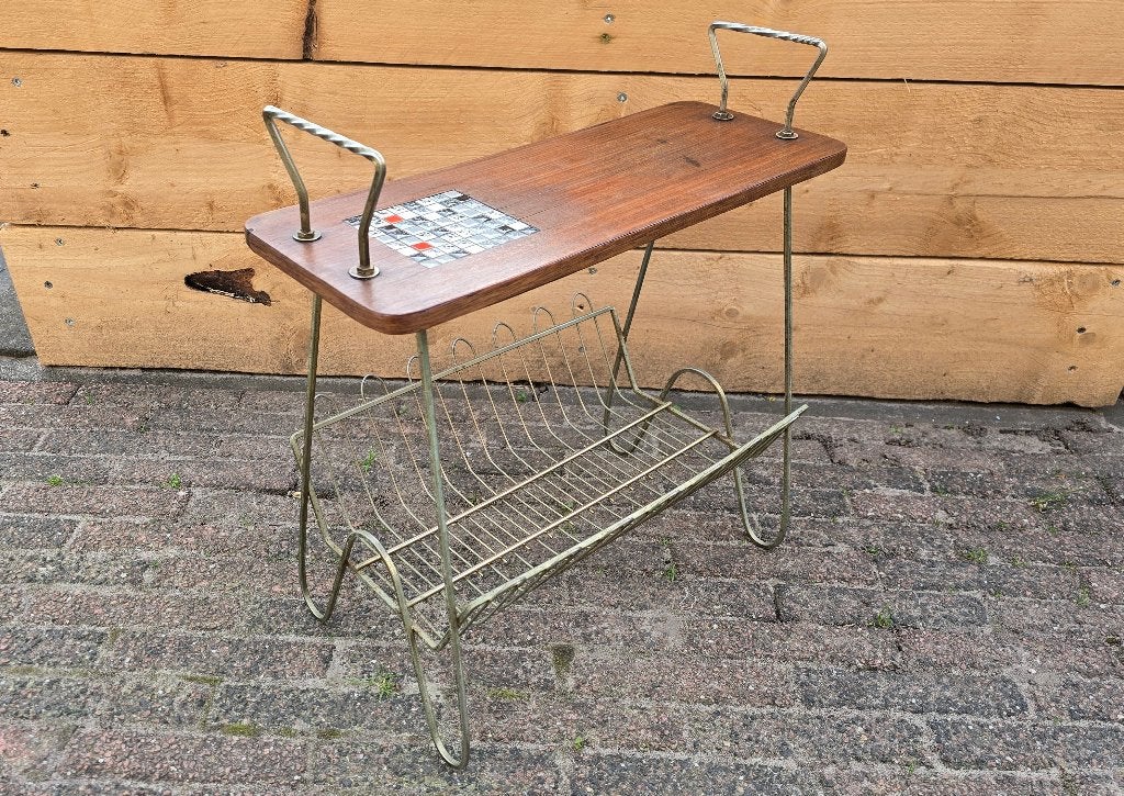 Vintage bijzettafel met tijdschriftenrek en tegeldetails., Lectuurbak, Ophalen, Zo goed als nieuw, Metaal