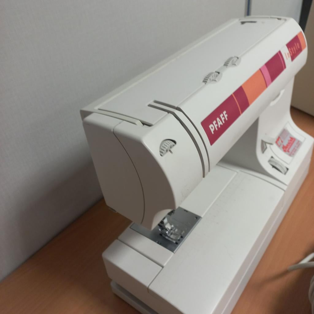 Pfaff InStyle Naaimachine - Zo goed als nieuw, Hobby en Vrije tijd, Naaimachines en Toebehoren, Ophalen of Verzenden