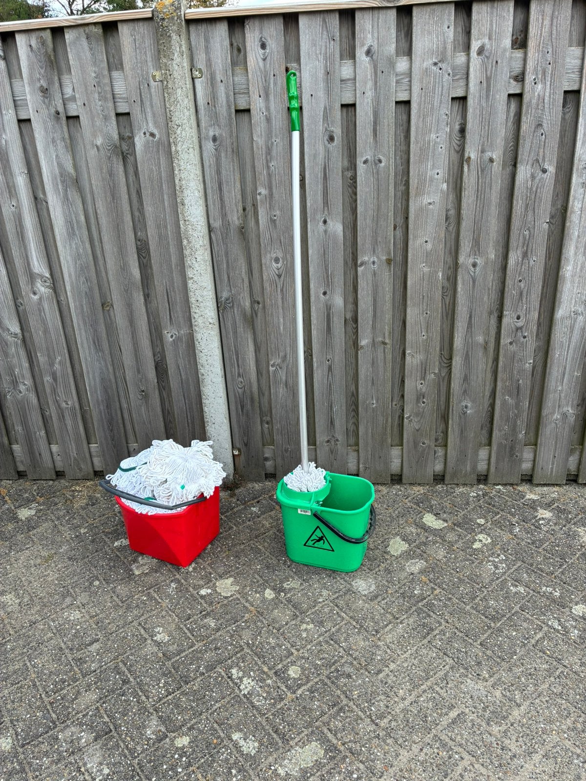 Dweilemmer met dweilstok, Ophalen