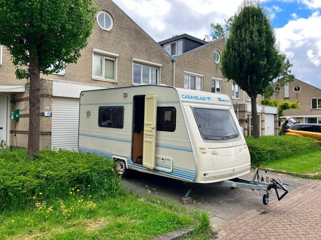 Caravelair Bamba Luxe 1999 – caravan met stapelbed/vast bed, Dwarsbed, Luifel, Treinzit, 750 - 1000 kg