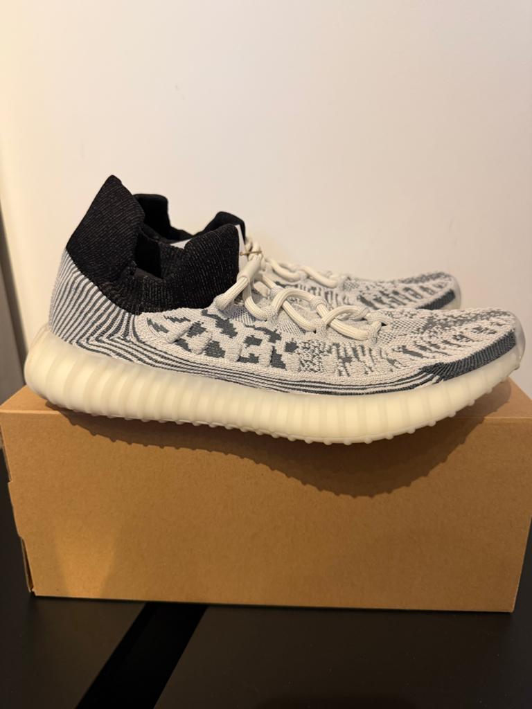 Adidas Yeezy 350V2 Compact - Maat 43 1/3 Nieuw DS, Kleding | Heren, Schoenen, Ophalen, Overige kleuren, Nieuw, Sneakers of Gympen