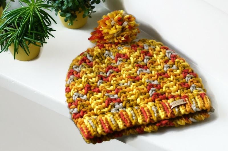 Vrolijke kindermuts in herfstkleuren met pompon, 110 t/m 116, Jongen of Meisje, Handgemaakt, Nieuw