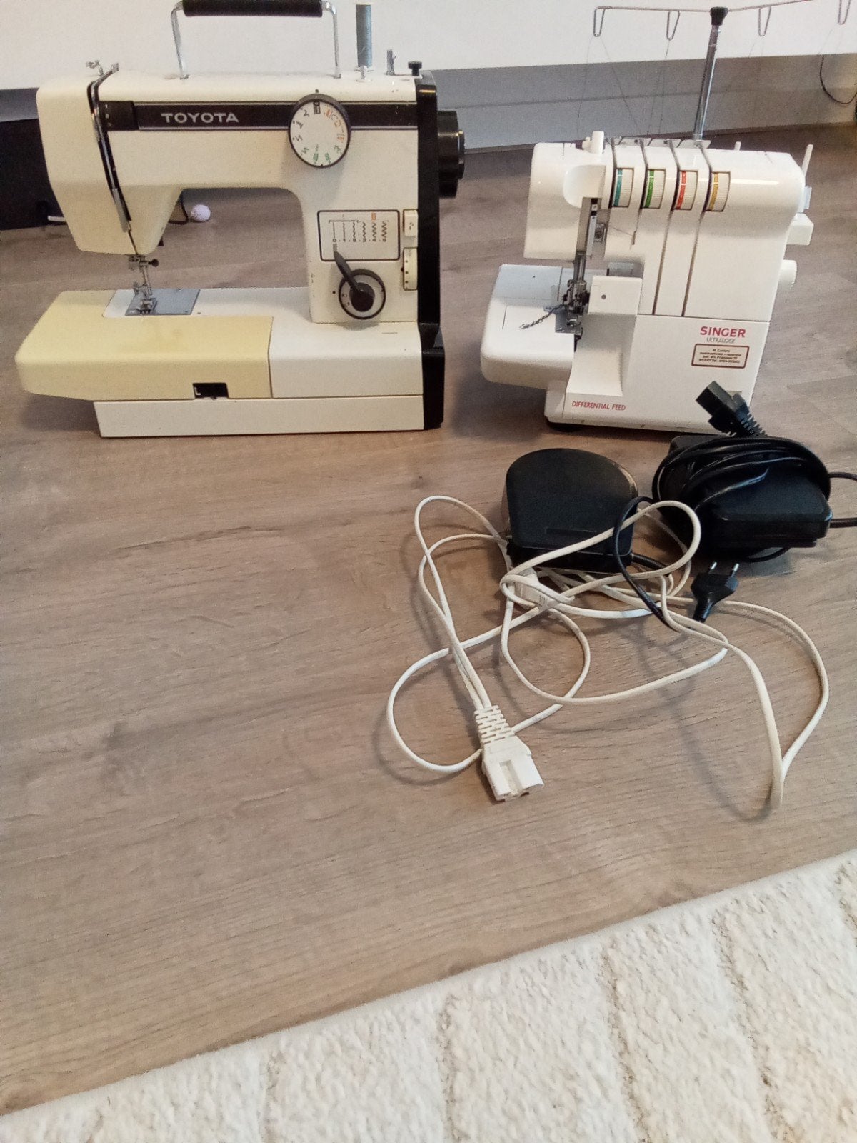 Toyota naaimachine en Singer lockmachine, Hobby en Vrije tijd, Naaimachines en Toebehoren, Ophalen of Verzenden, Lockmachine, Singer