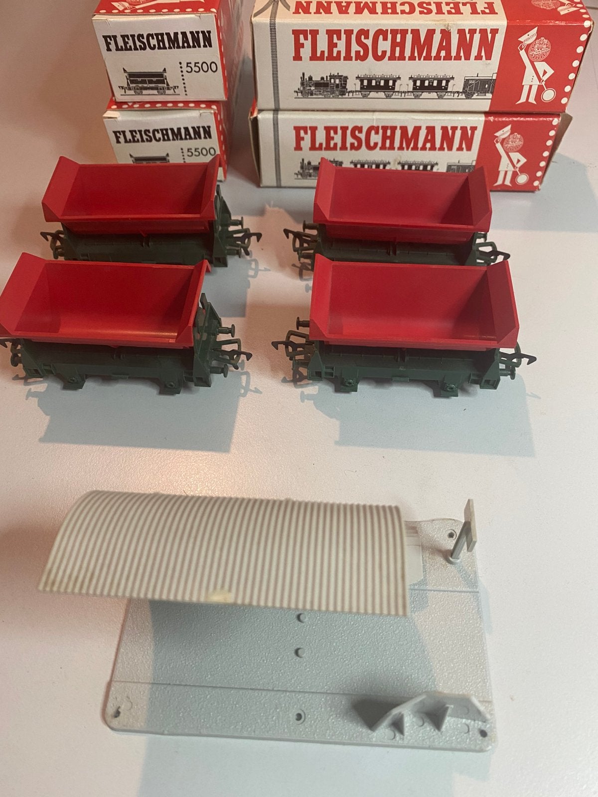 4 x Fleischmann kipwagons met losinstalatie, Gelijkstroom, Fleischmann, Wagon, Ophalen of Verzenden