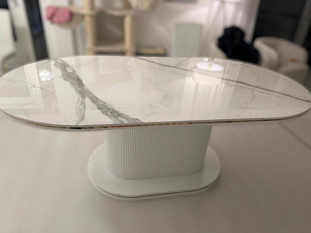Ovale keramische eettafel met 4 witte/gouden stoelen - €400, Ophalen, Gebruikt, 100 tot 150 cm, 200 cm of meer