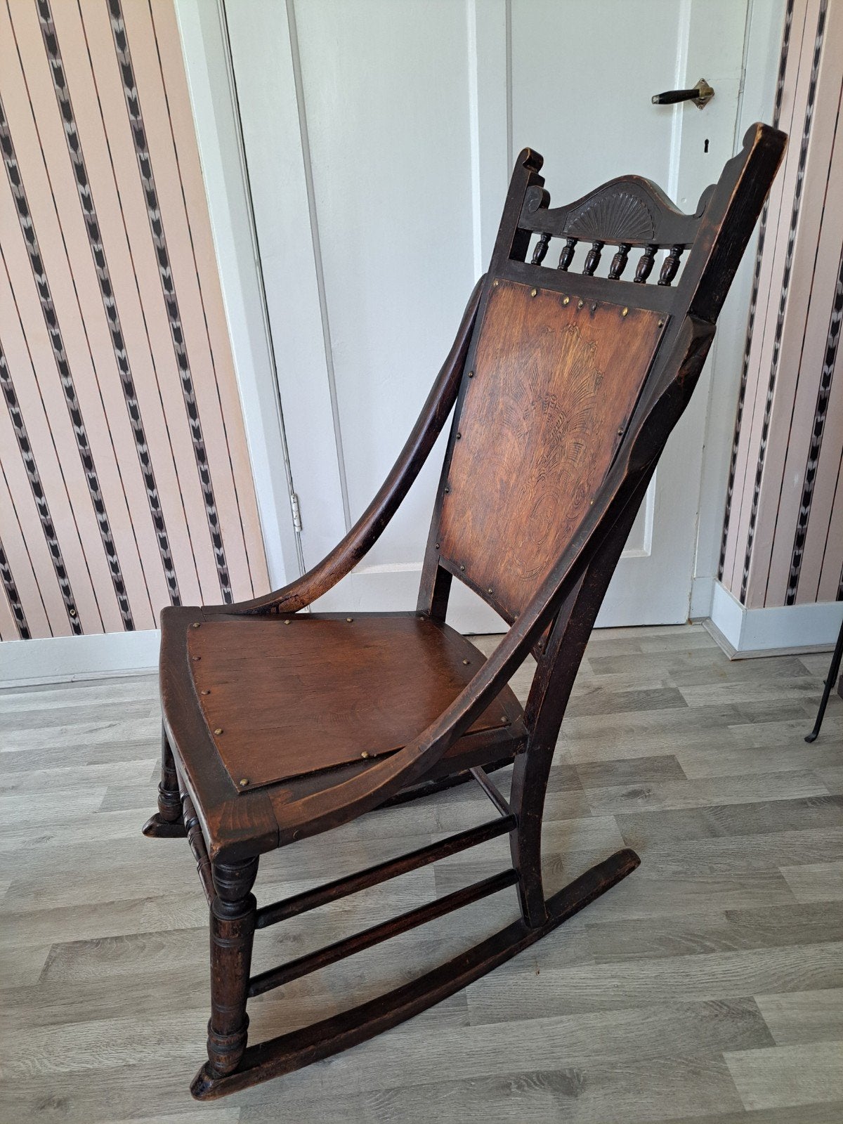Antieke houten schommelstoel met houtsnijwerk, Antiek en Kunst, Ophalen