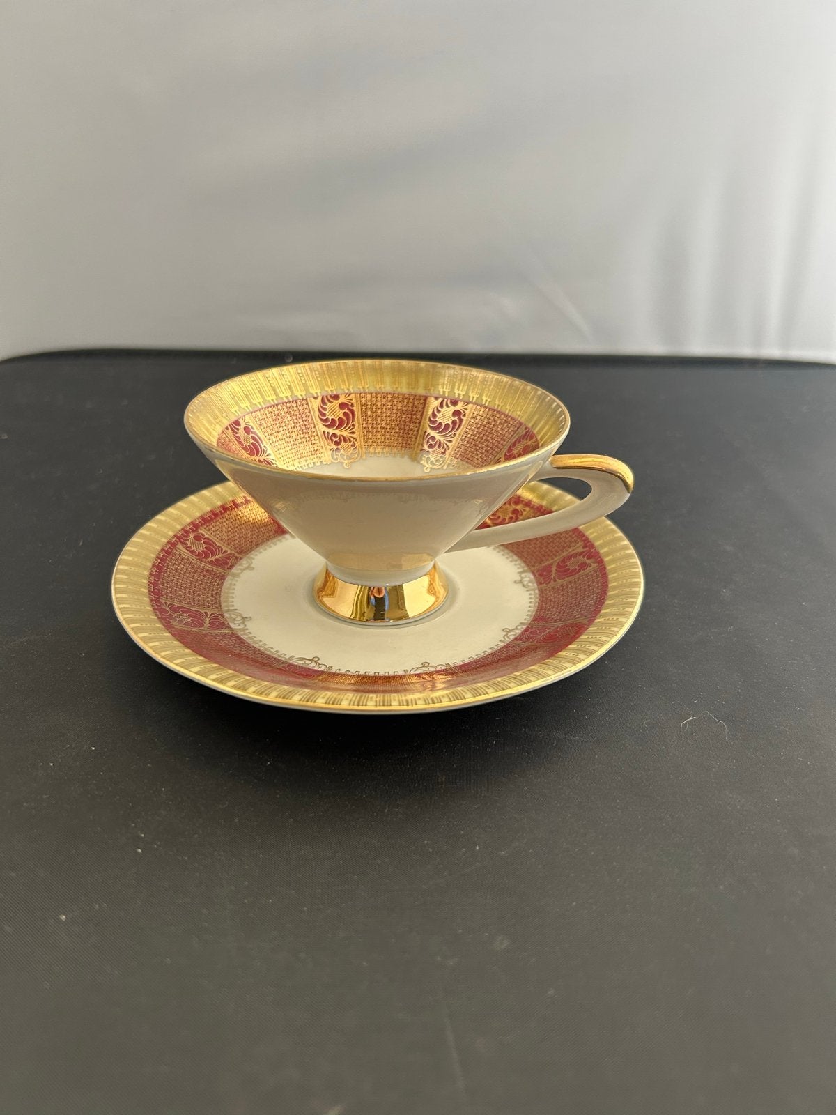 Vintage porseleinen kop en schotel, rood met goud, Ophalen