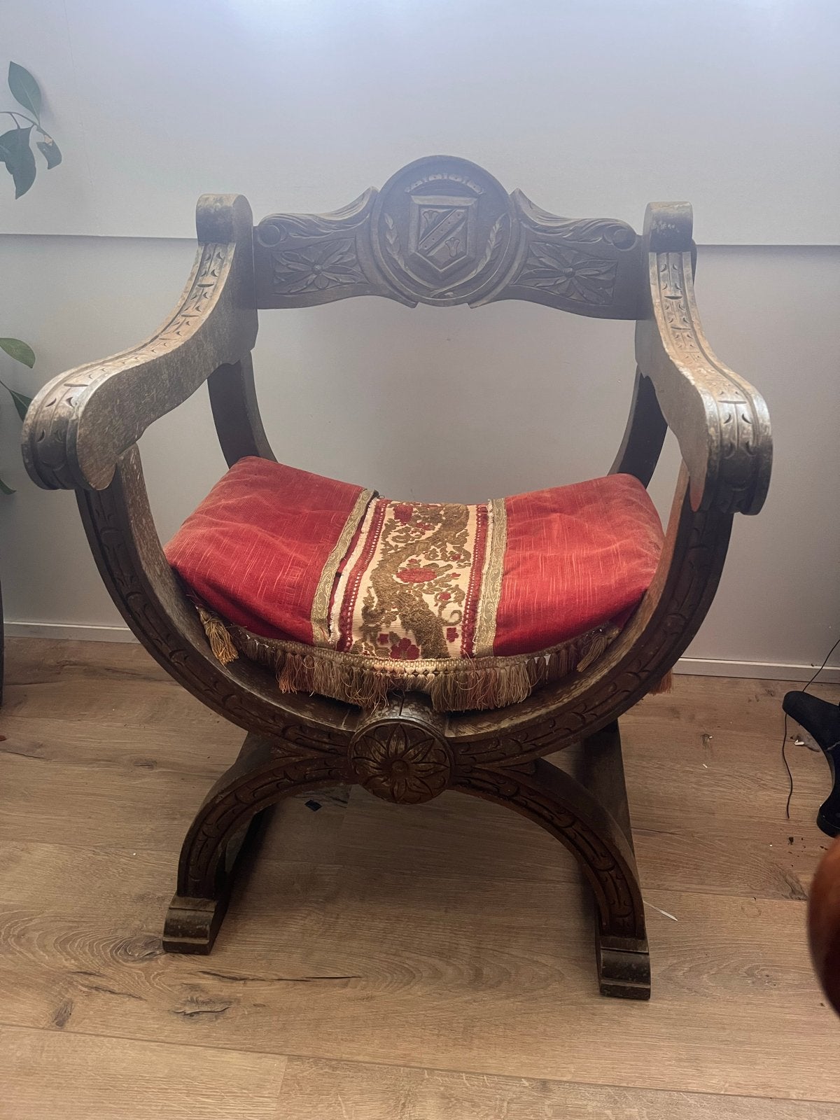 Antieke Savonarola stoel met rood fluwelen kussen, Antiek en Kunst, Antiek | Meubels | Stoelen en Banken, Ophalen of Verzenden