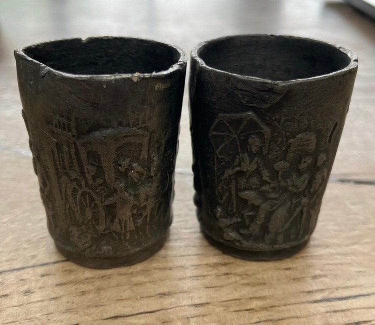 2 antieke tinnen bekers met reliëfafbeelding, Ophalen of Verzenden