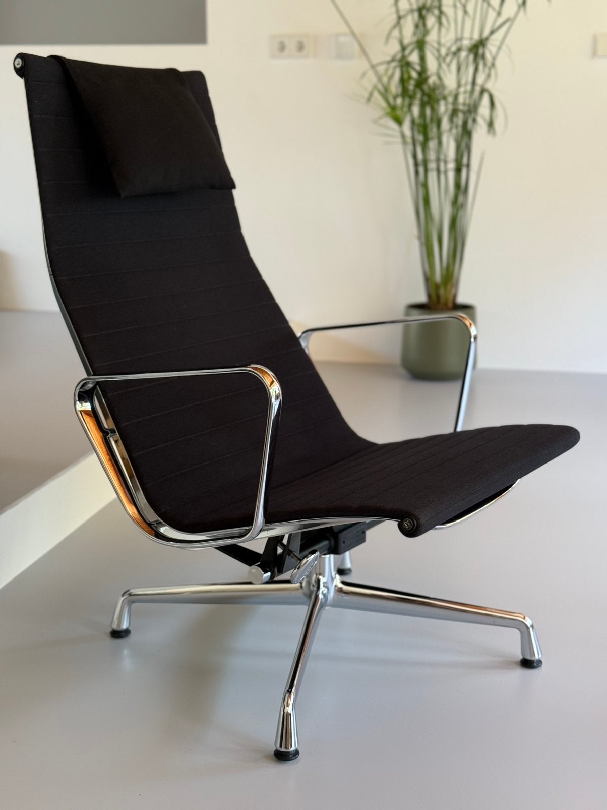 Vitra EA124, Ophalen, Zo goed als nieuw, Stof, Mid century modern