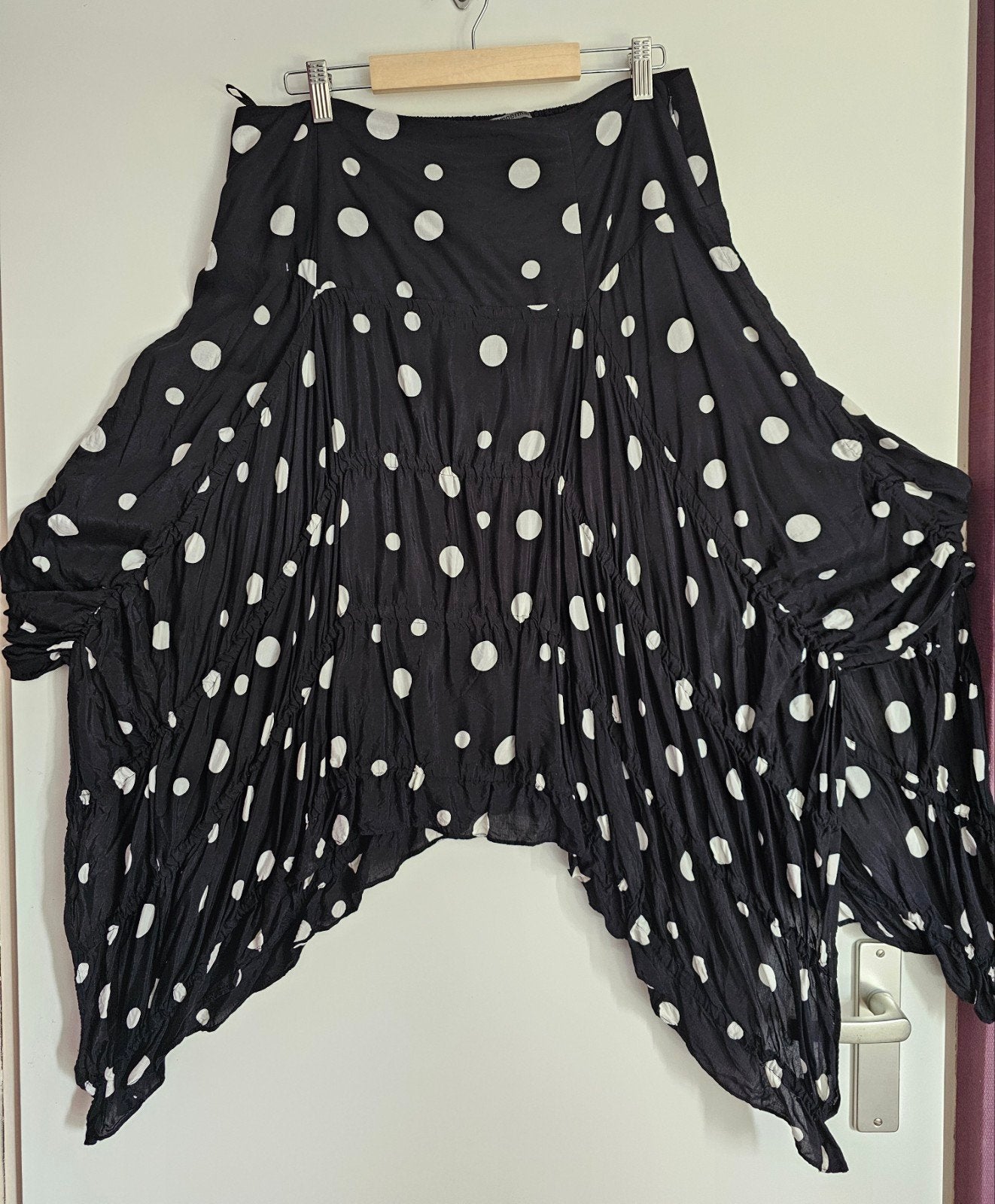 CORA KEMPERMAN; ZEER APARTE POLKADOT ROK L € 17,50, Ophalen of Verzenden, Zo goed als nieuw, Zwart, Onder de knie