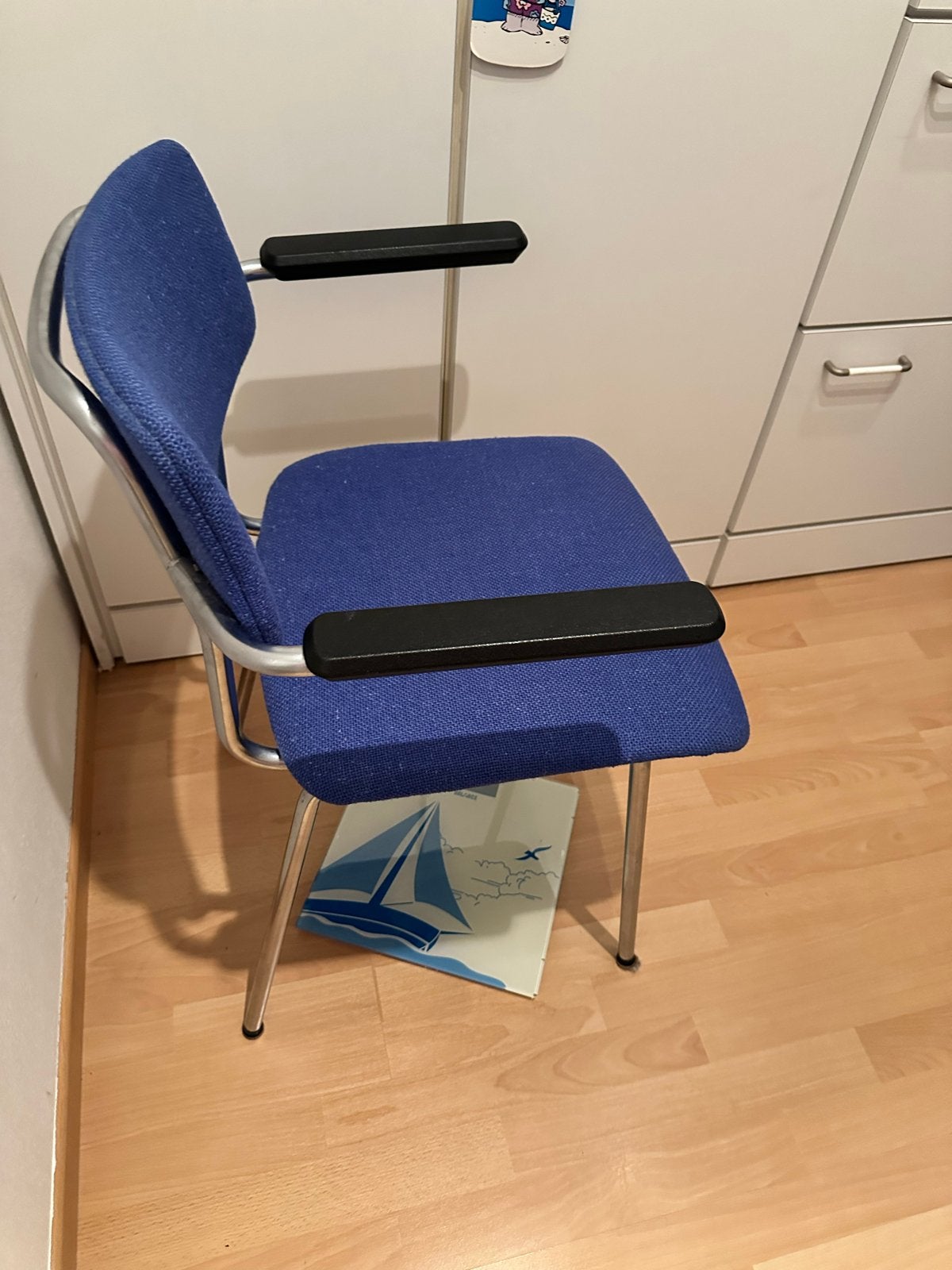 Blauwe stoel met armleuningen, Huis en Inrichting, Stoelen, Ophalen, Gebruikt, Blauw, Eén