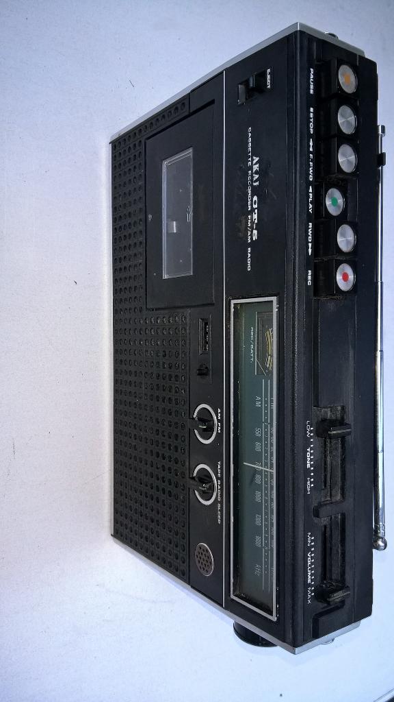 TE koop aangeboden mooi oude wereld radio AKAI OT .5., Audio, Tv en Foto, Radio's, Ophalen of Verzenden, Gebruikt, Wereldontvanger
