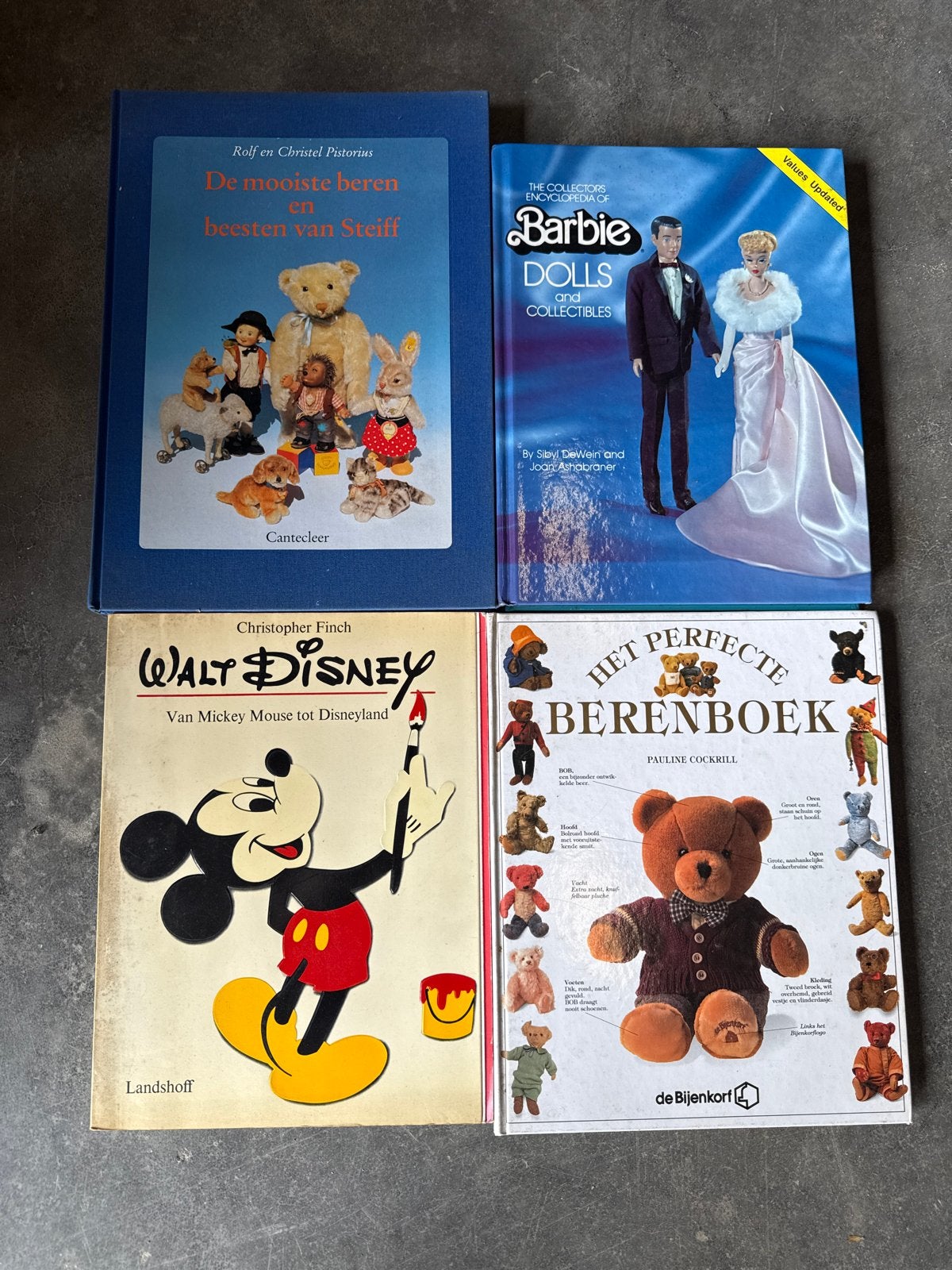 4 Boeken: Barbie, Disney, Steiff Beren en Poppen, Boeken, Ophalen of Verzenden, Gelezen