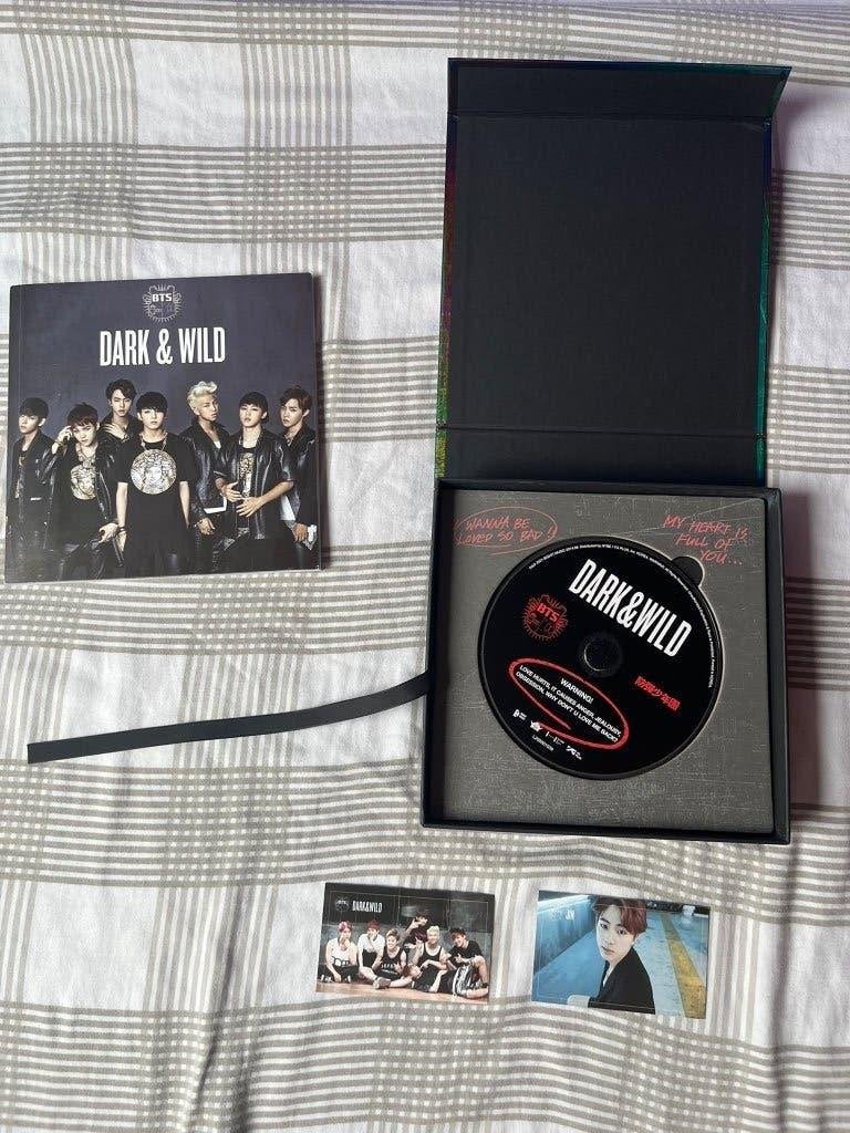 BTS Dark & Wild, Ophalen of Verzenden, Zo goed als nieuw, Boybands & Girlbands, Inclusief boekje