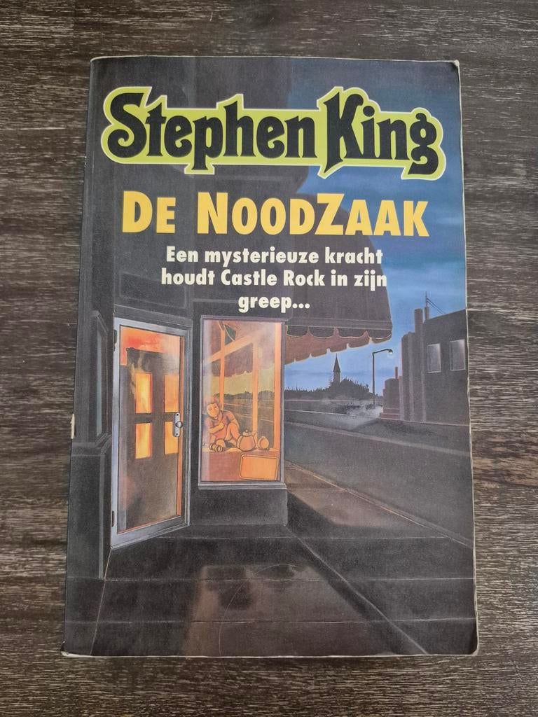 Stephen King - De Noodzaak (Paperback), Ophalen of Verzenden, Gelezen, Stephen King, Nederland