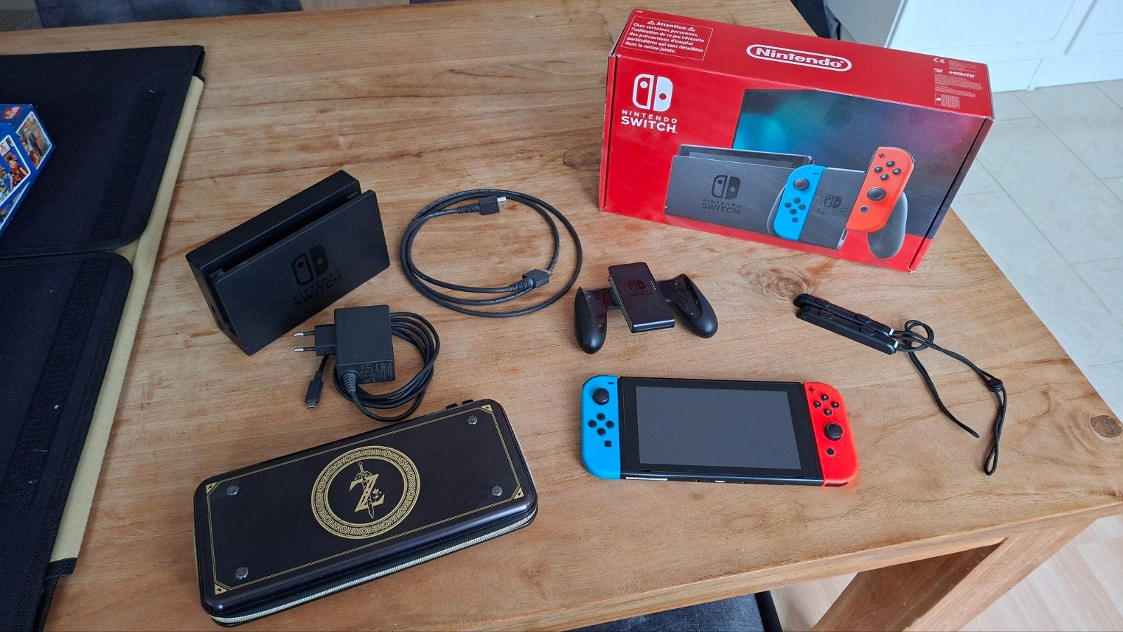 Nintendo Switch met accessoires en Zelda hoes, Ophalen of Verzenden, Gebruikt, Met 2 controllers, Switch Original
