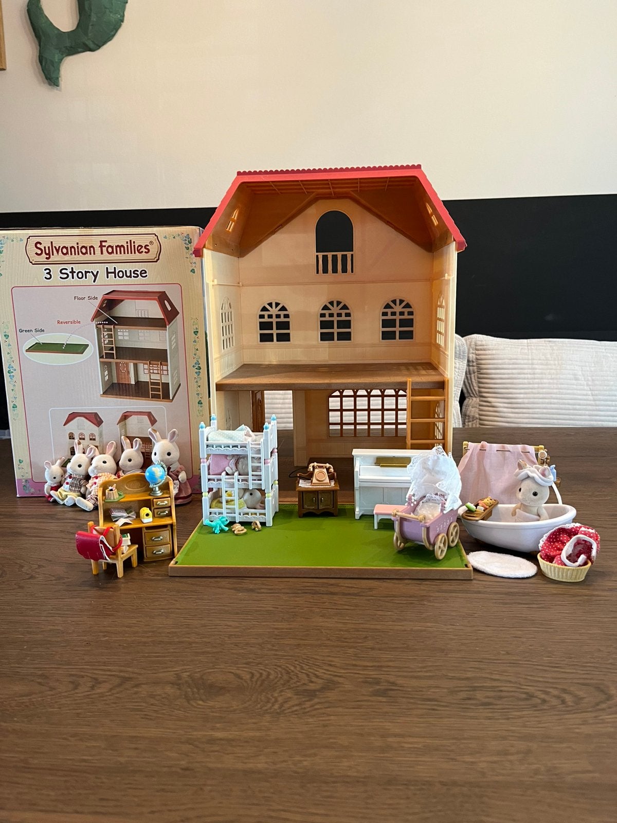 Sylvanian Families huis met inhoud en figuren, Ophalen, Zo goed als nieuw, Poppenhuis