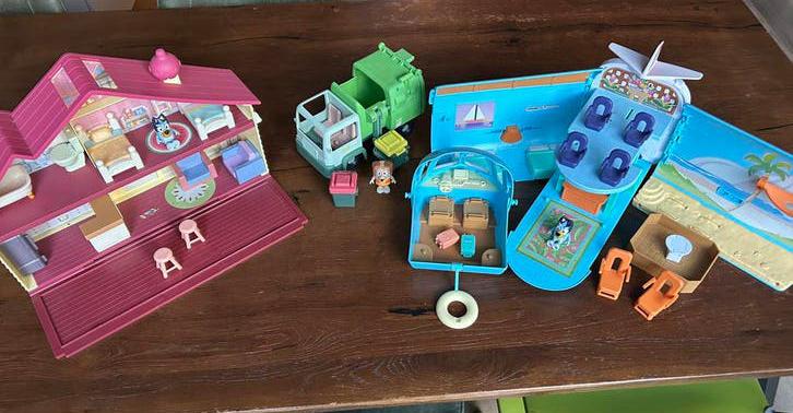 Bluey pakket | Bluey huis, Bluey vliegtuig en vuilniswagen, Kinderen en Baby's, Speelgoed | Poppenhuizen, Ophalen of Verzenden