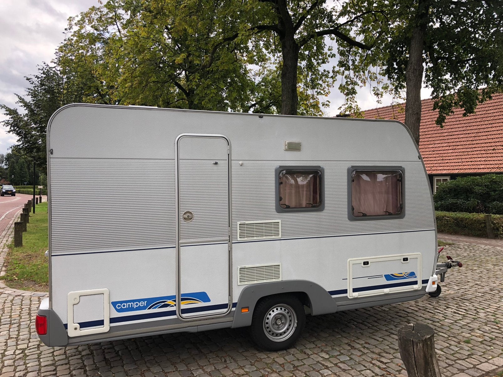Dethleffs 420 met Isabella voortent en luifel, Caravans en Kamperen, Caravans, Standaardzit, 750 - 1000 kg, Particulier, Tot en met 4