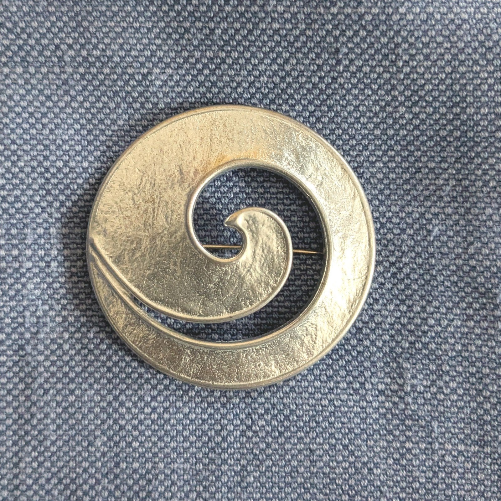 Zilverkleurige spiraal broche - Vintage stijl, Overige materialen, 4 tot 7 cm, Ophalen of Verzenden, Zo goed als nieuw