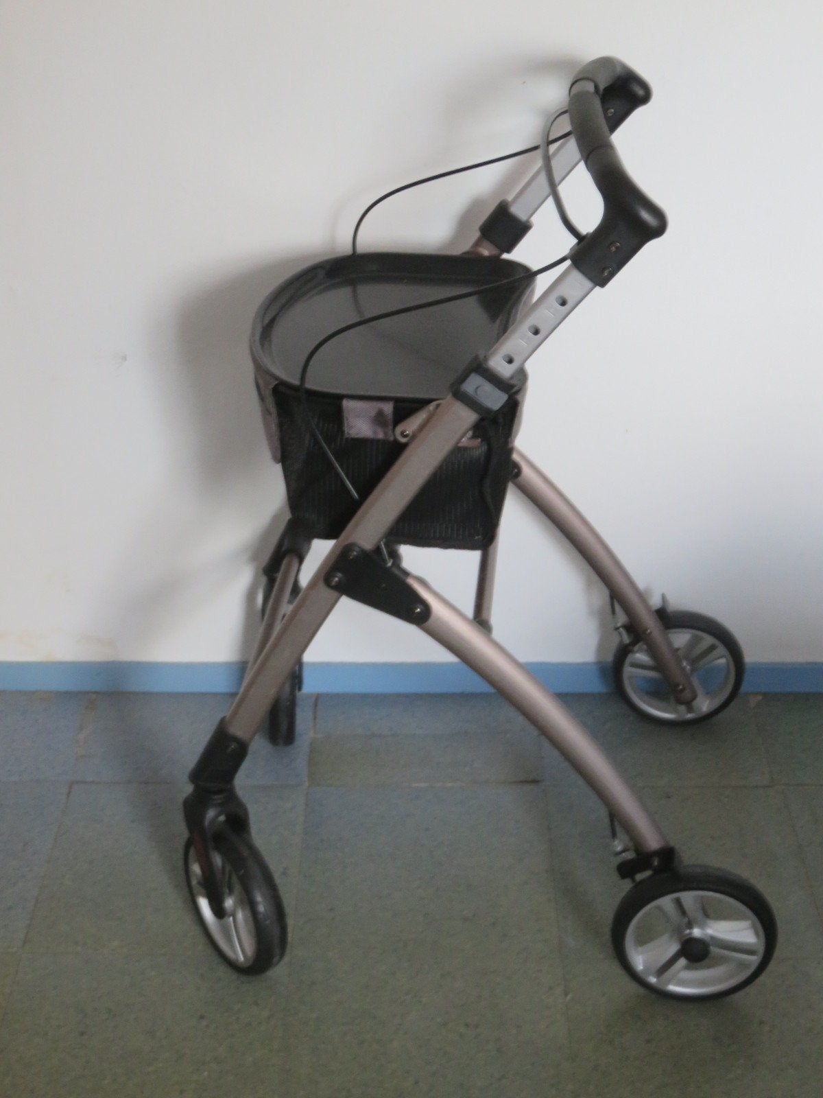 Smalle rollator, Ophalen, Lichtgewicht, Zo goed als nieuw