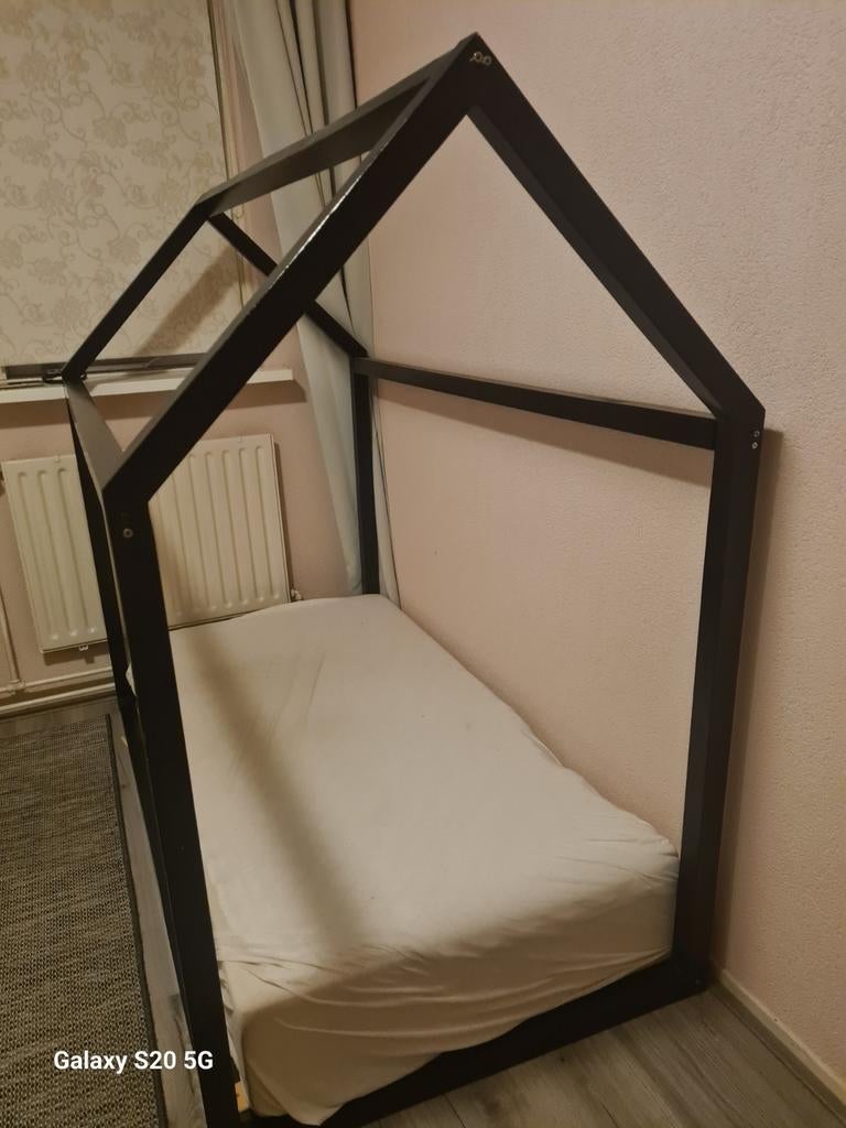 Huisbed voor kinderen - Zwart houten bedframe, Kinderen en Baby's, Kinderkamer | Bedden, Ophalen of Verzenden, Gebruikt, 160 tot 180 cm