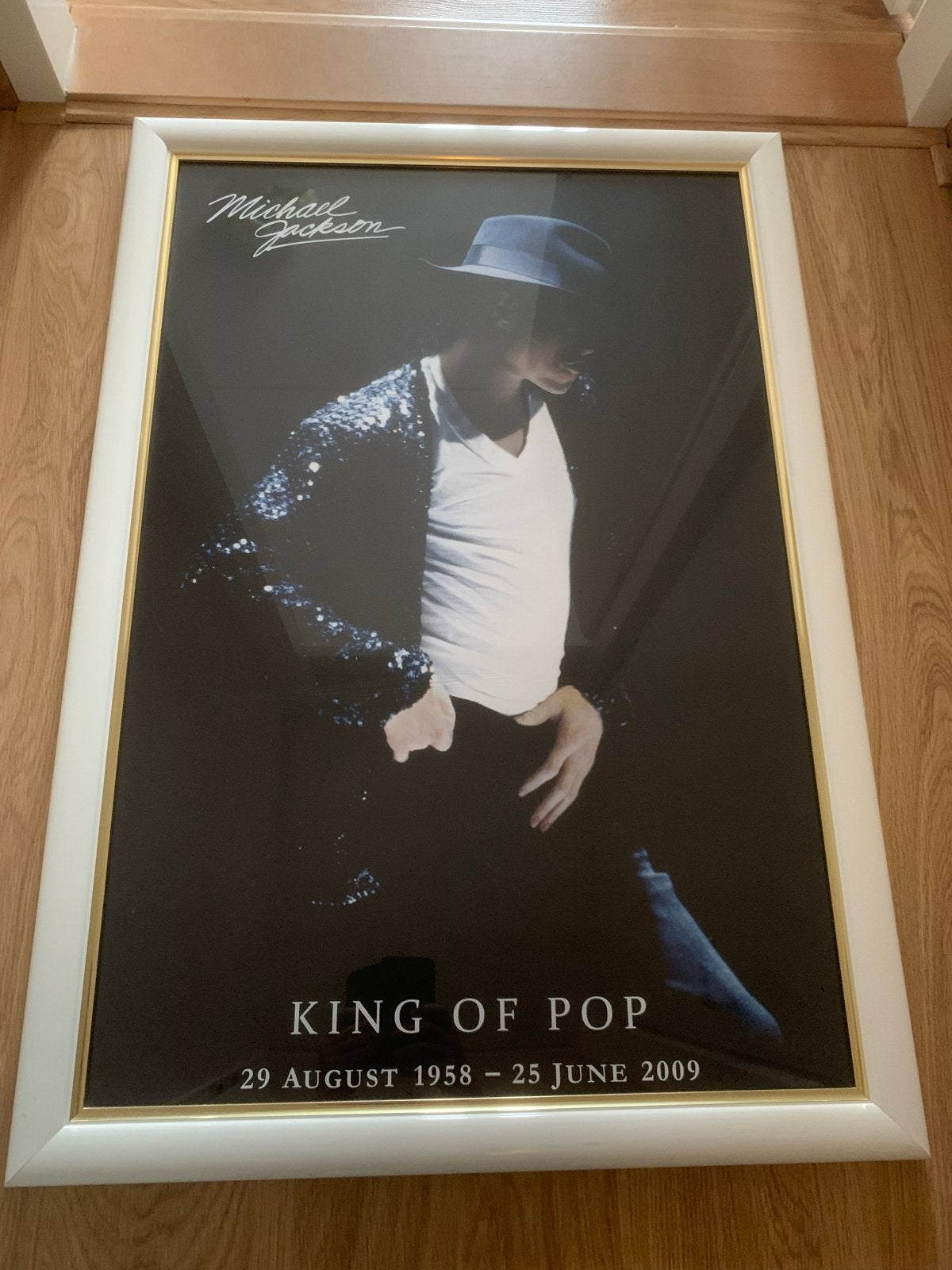 Michael Jackson King of Pop Poster met lijst, Ophalen, Zo goed als nieuw, Foto of Poster, 75 – 100