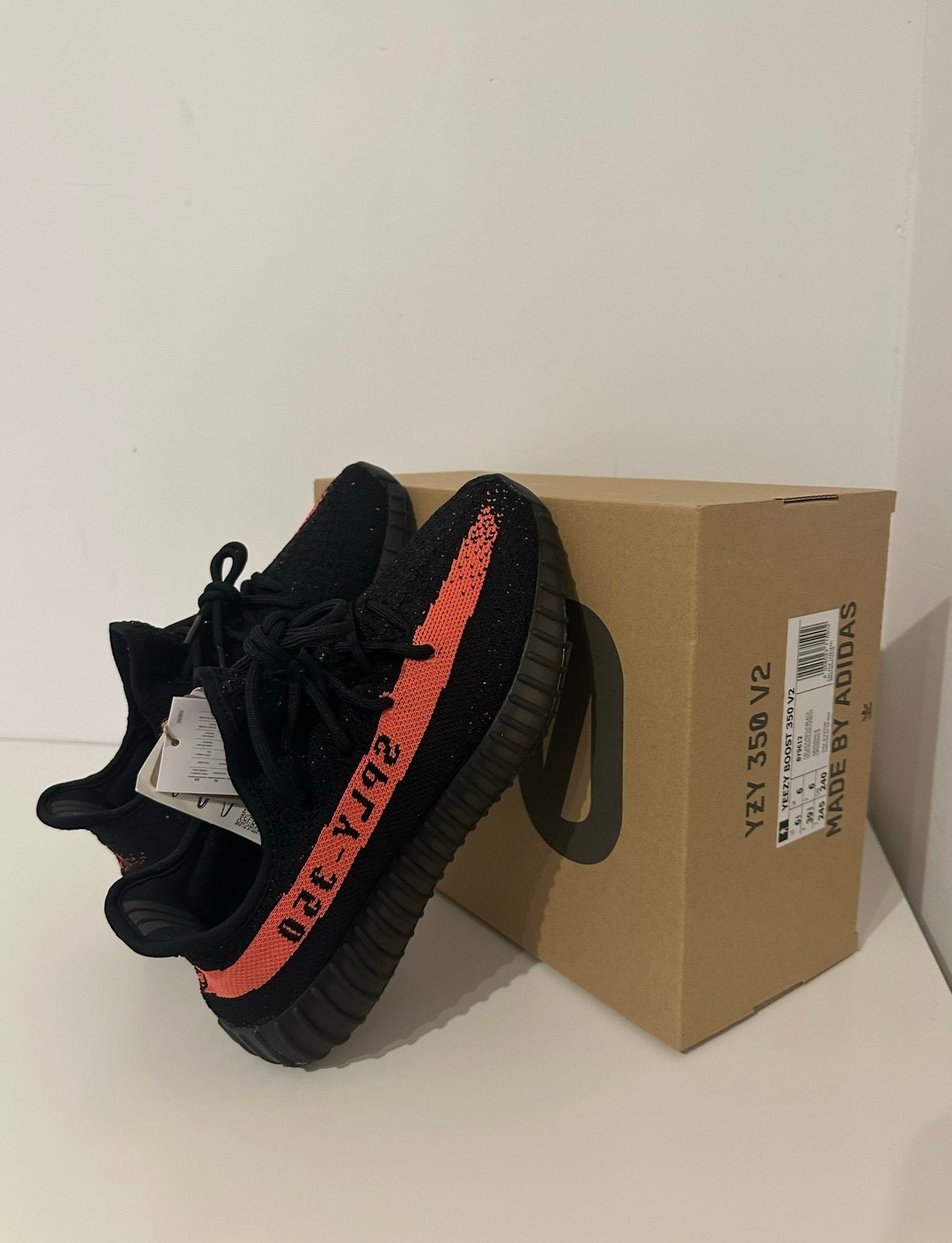 YEEZY 350 V2, Zwart, Nieuw, Ophalen of Verzenden, Sneakers of Gympen