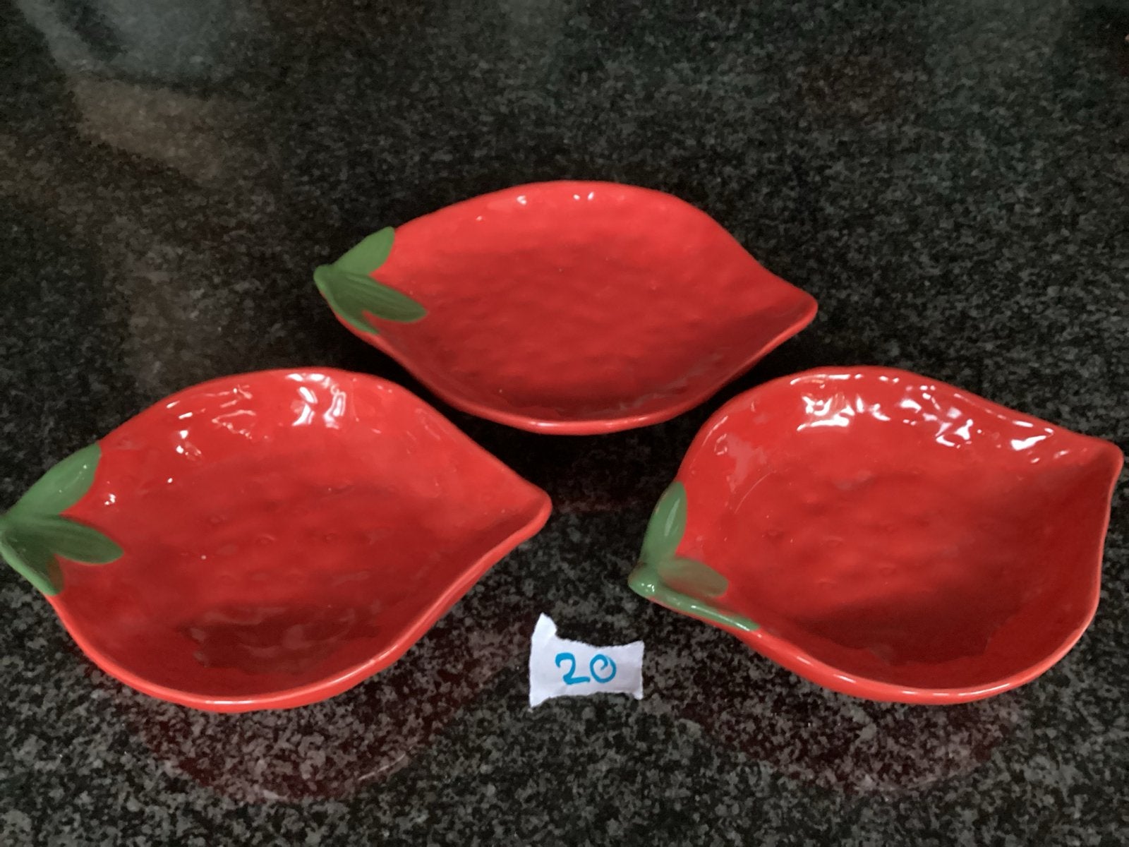 Set van 3 aardbeien schaaltjes - rood met groen, Gebruikt, Overige merken, Keramiek, Ophalen of Verzenden