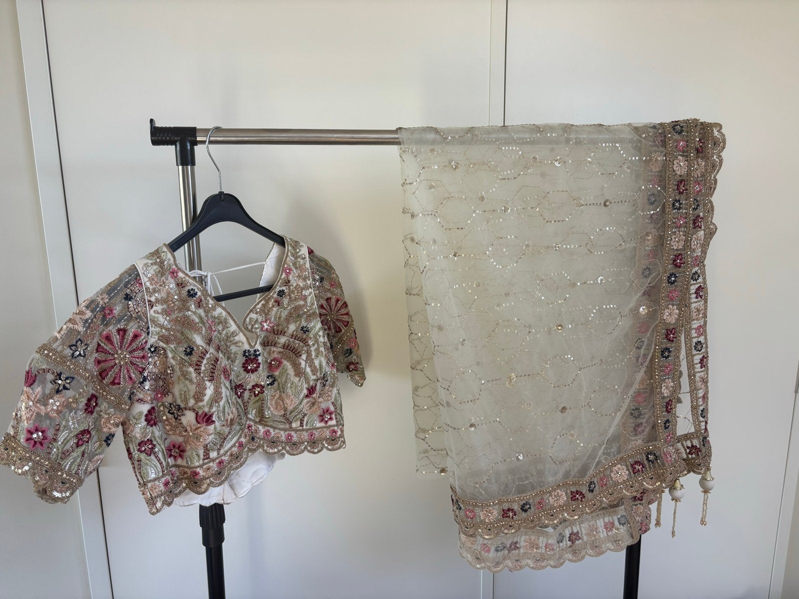 Prachtige Indiase Lehenga Choli met gedetailleerd borduurwer, Maat 38/40 (M), Overige typen, Meerkleurig, Ophalen of Verzenden