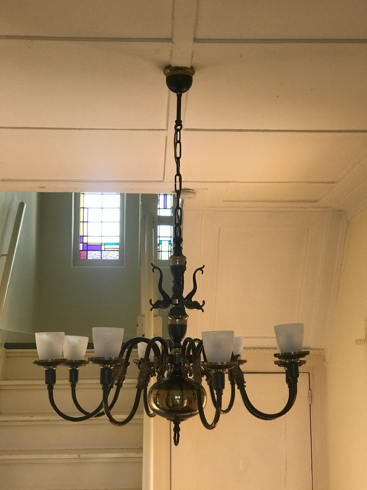 Antieke Kroonluchter met 8 Armen en Melkglas Kappen, Huis en Inrichting, Lampen | Kroonluchters, Ophalen, Gebruikt, Metaal