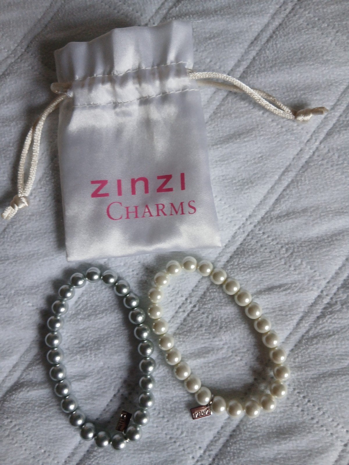Zinzi parelarmbanden set - grijs en crème, Overige materialen, Nieuw, Ophalen of Verzenden, Grijs