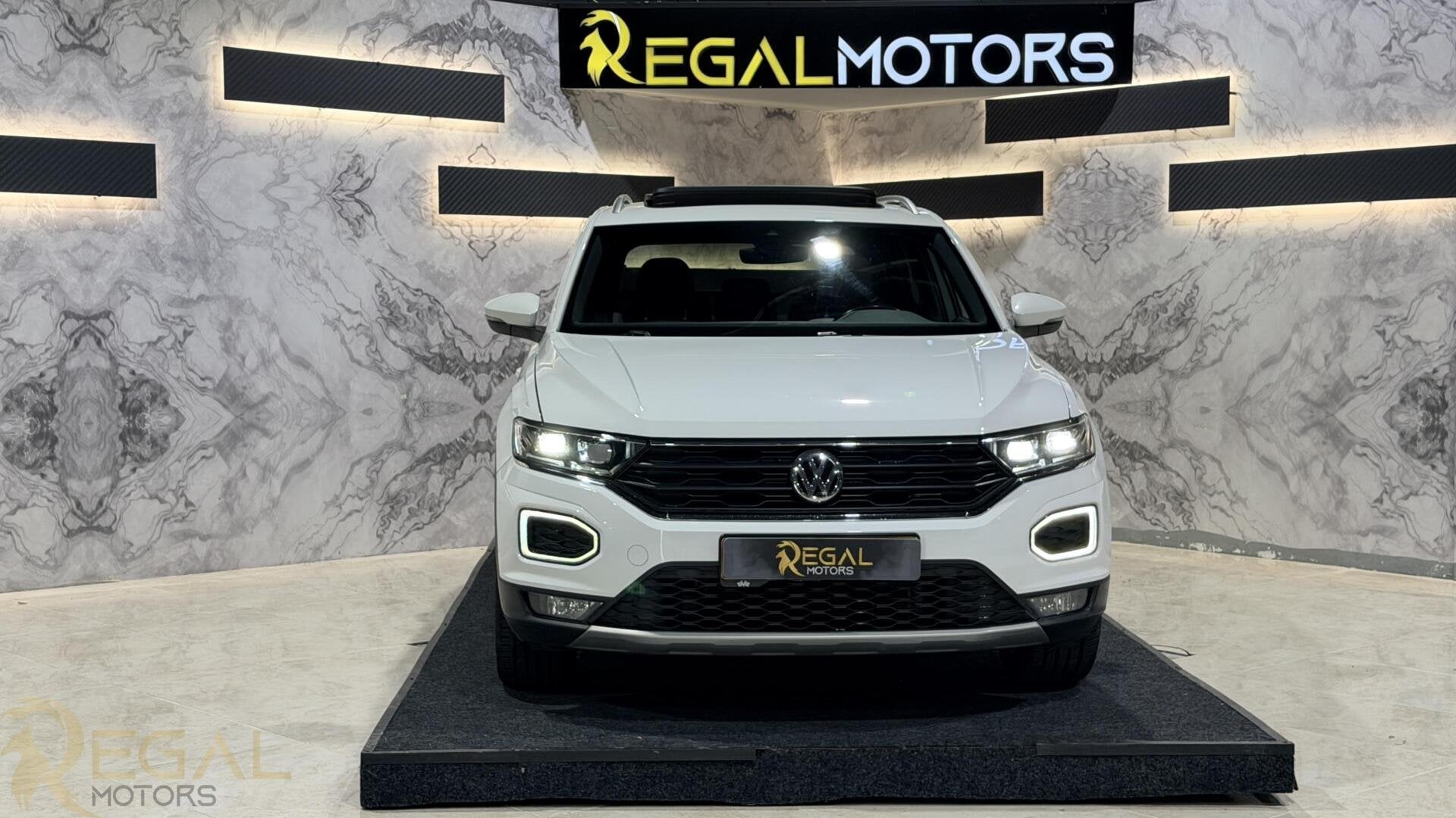 Volkswagen T-Roc 1.5 TSI Sport | PANO| ACC| Lane Ass.| Zwart, Auto's, Volkswagen, Euro 6, 4 cilinders, 150 pk, Wit