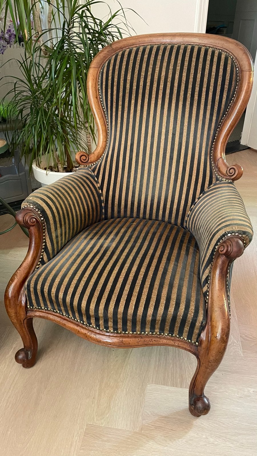 Antieke fauteuil met gestreepte bekleding, Ophalen