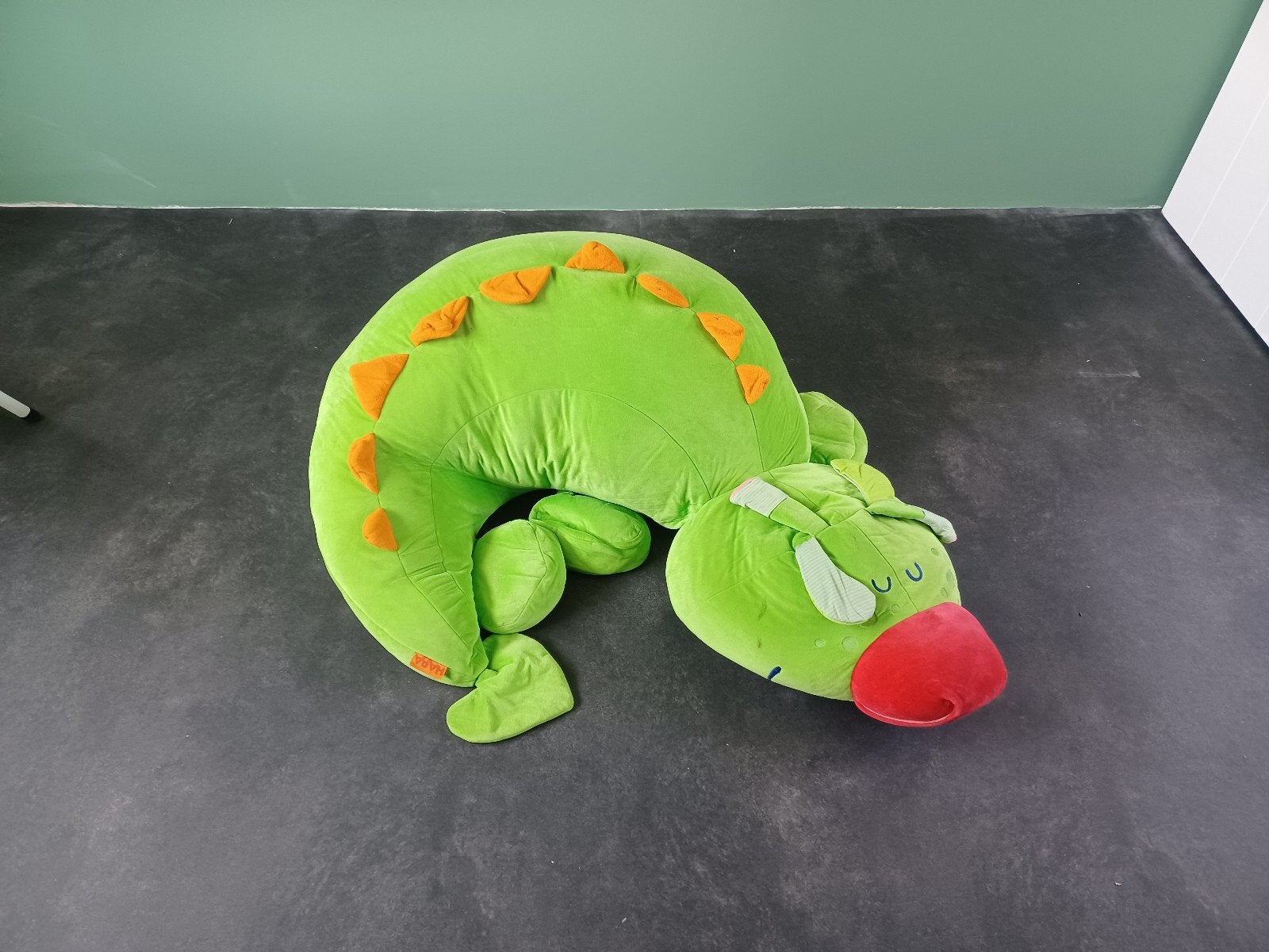 HABA Zittende Draak Fridolin - Knuffel en Speelmat, Overige merken, Overige karakters, Overige typen, Ophalen of Verzenden
