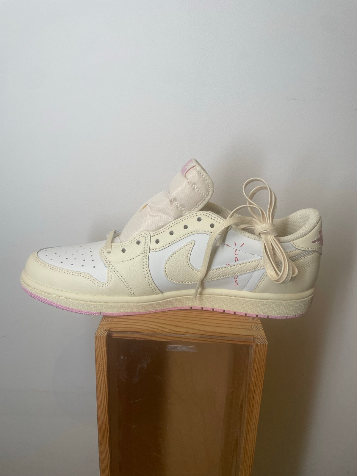 Nike Air Jordan 1 Low x Travis Scott Shy Pink, Ophalen of Verzenden, Nieuw, Overige kleuren, Sneakers of Gympen
