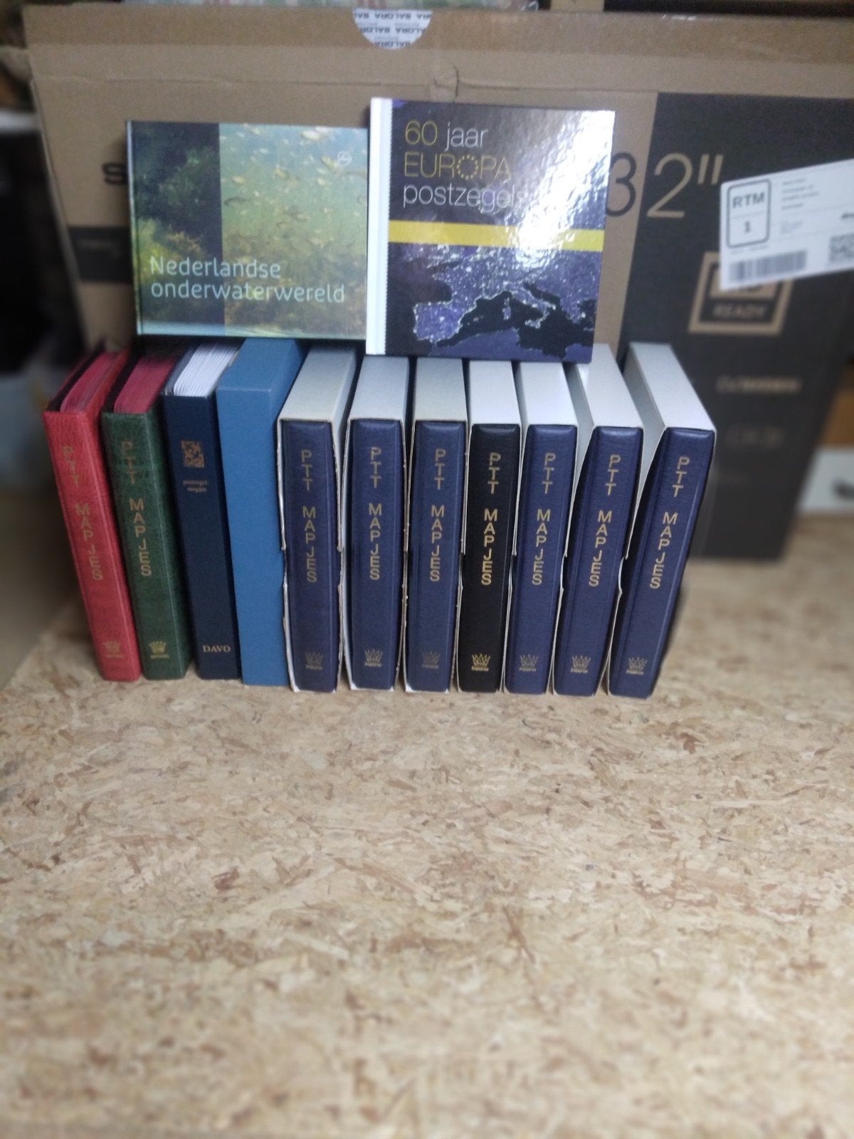 Grote postzegelverzameling met PTT mapjes en boeken, Ophalen, Nederland en Buitenland