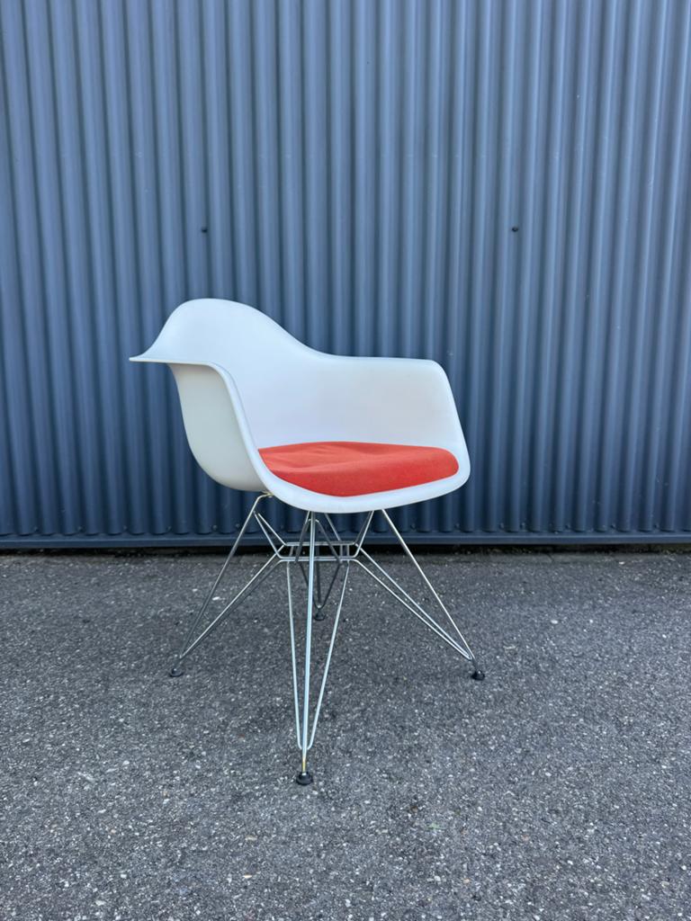 6 gebruikte Vitra Eames DAR stoelen met oranje kussentje, Ophalen, Kunststof, Gebruikt, Wit