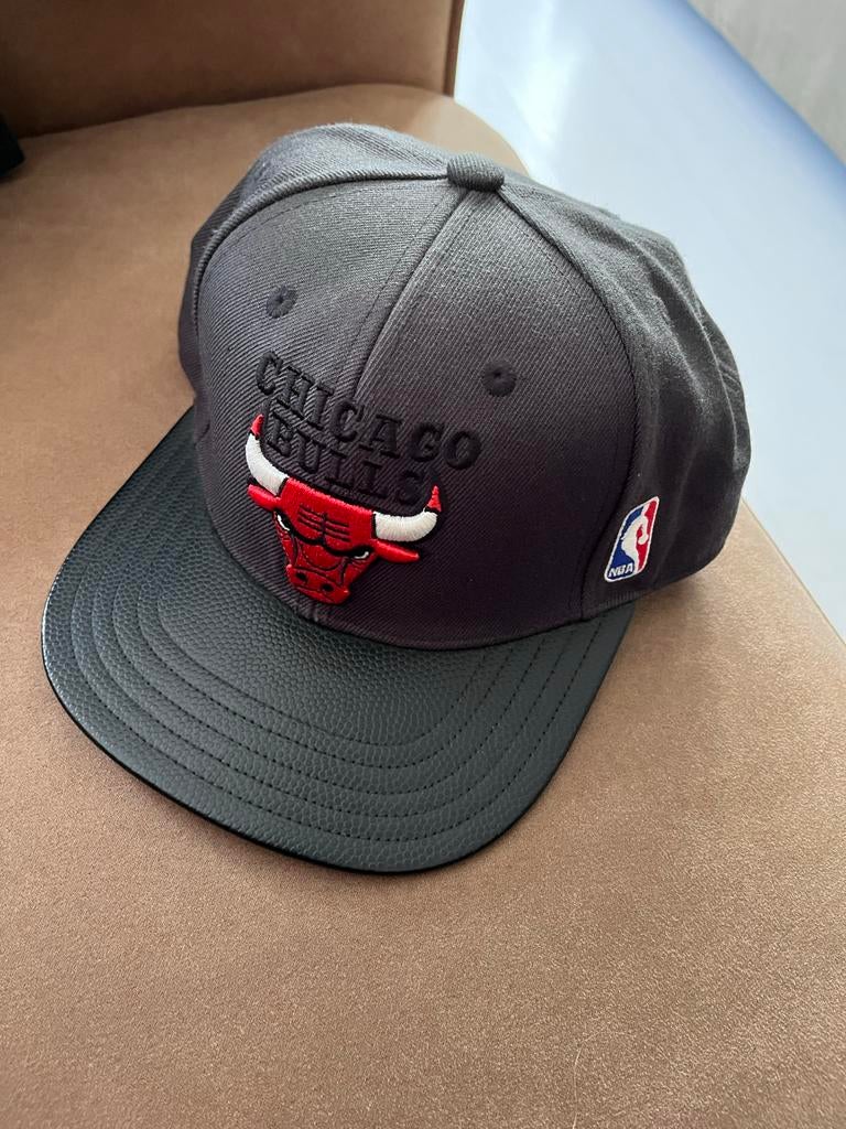 Diverse petten: Chicago Bulls, New York Knicks, Ajax, Ophalen of Verzenden, Gedragen, One size fits all, Pet
