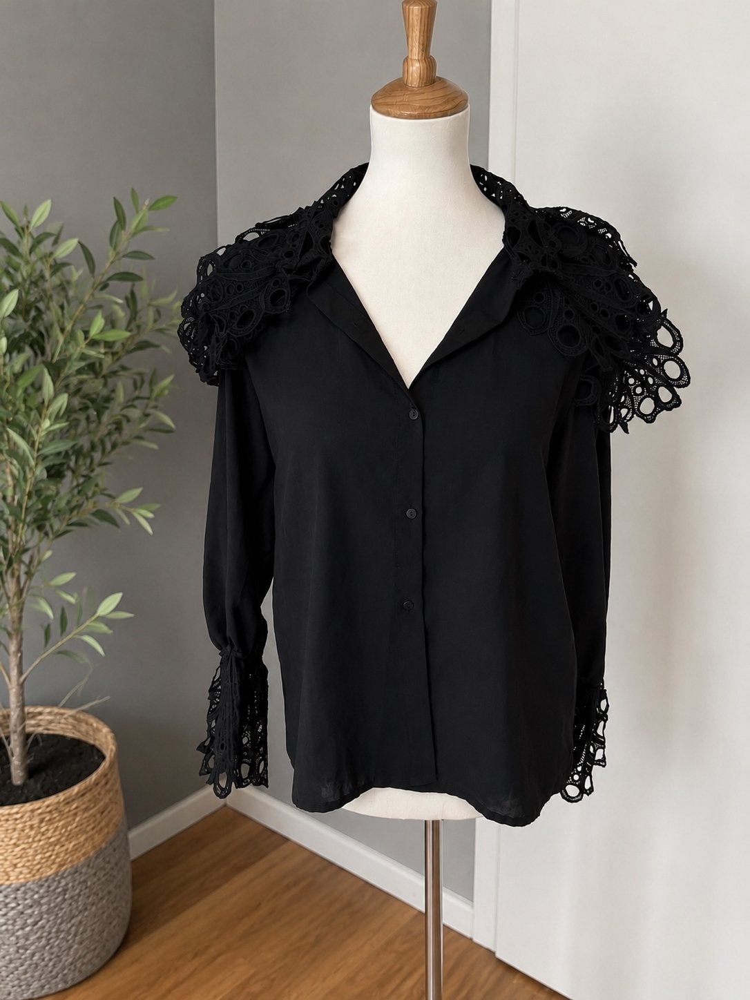 Luzabelle zwarte blouse met ruches en kant, Verzenden, Zo goed als nieuw, Zwart