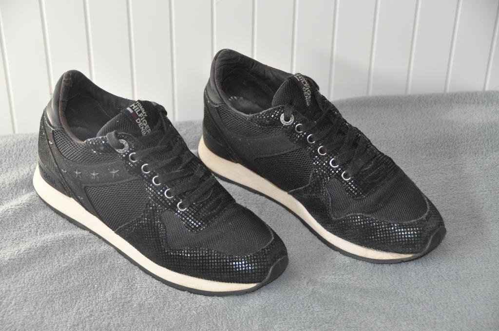 Tommy Hilfiger Sneakers 38, Kleding | Dames, Schoenen, Zwart, Ophalen of Verzenden, Sneakers of Gympen, Zo goed als nieuw
