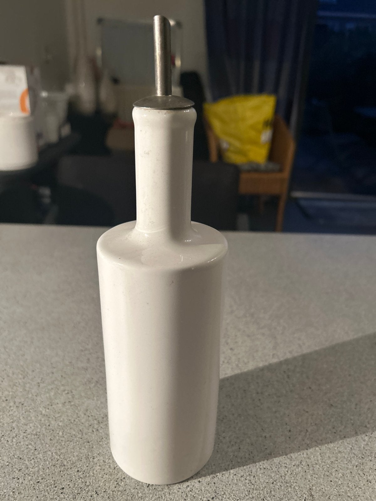 Witte keramische olie- of azijnfles met schenktuit, Overige typen, Ophalen of Verzenden, Zo goed als nieuw, Steen/keramiek