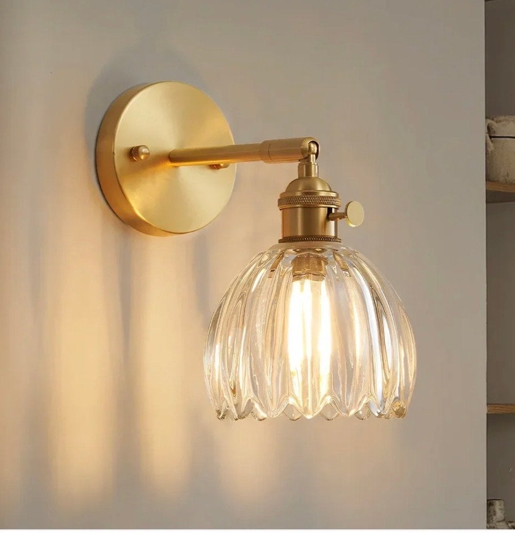 Twee Moderne gouden wandlamp met geribbeld glazen kapje, Nieuw, Metaal, Wandlamp, E27 (groot)