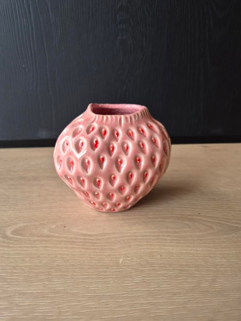 Roze aardbeienvaasje - Uniek en decoratief, Overige kleuren, Aardewerk of Porselein, Nieuw, Ophalen of Verzenden