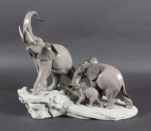 Lladro Elephants walking, Ophalen of Verzenden, Zo goed als nieuw, Dier