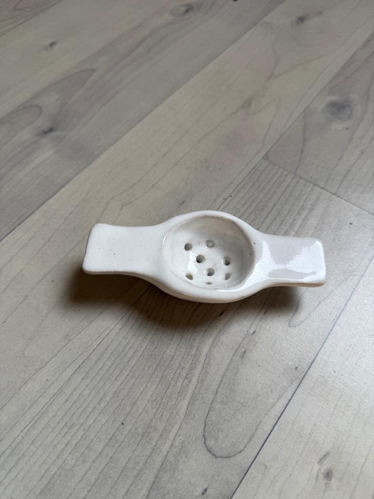 Vintage Witte Keramische Theezeef – Brocante / Boho Stijl, Verzenden, Keramiek, Overige typen, Zo goed als nieuw