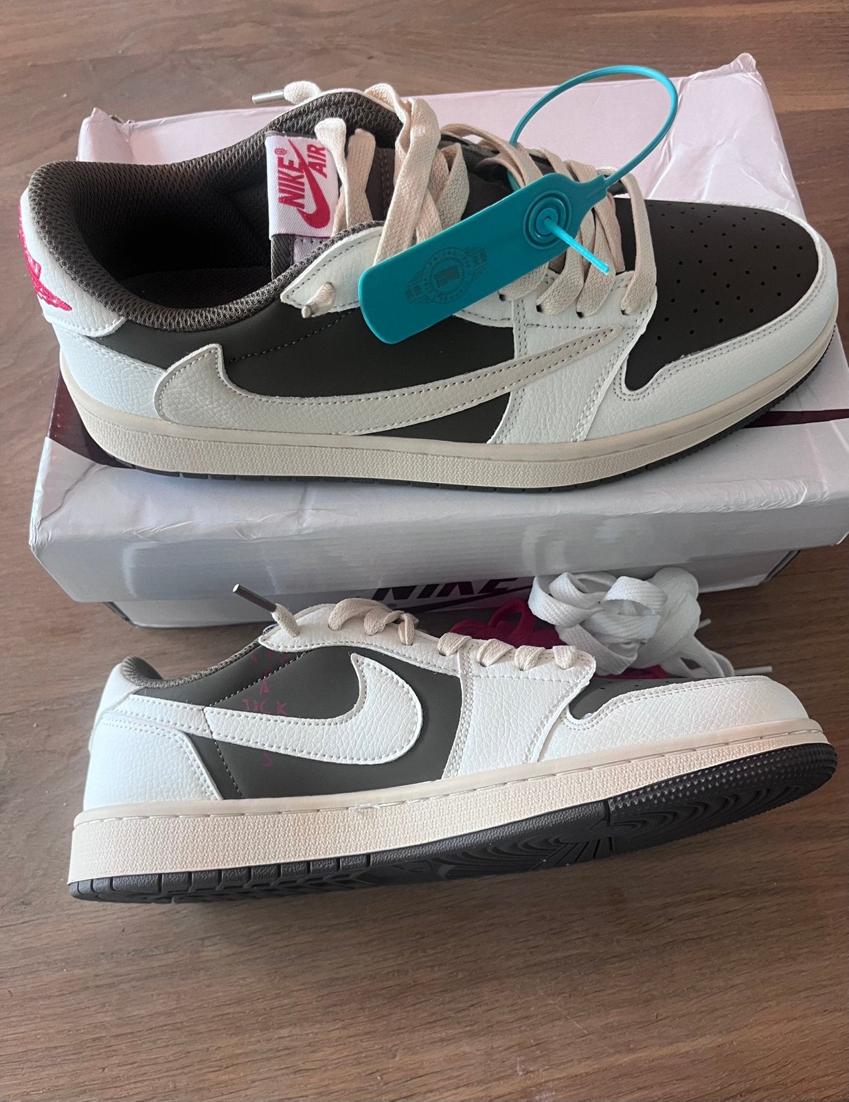 Nike Travis Scott – Maat 43 – Nieuw & met prijskaartje, Ophalen of Verzenden, Nieuw, Wit